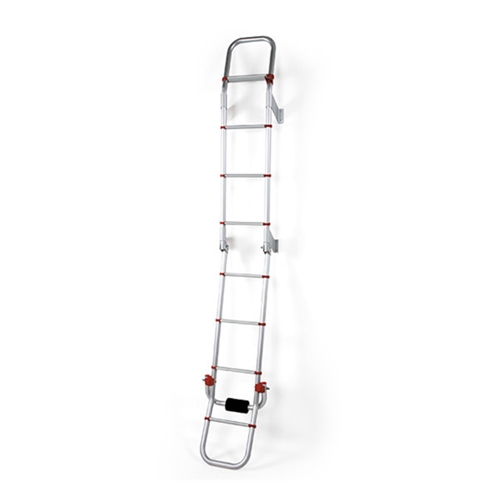 Smal, lång utomhusstege med flera steg. Designad för montering och enkel förvaring.