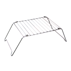 Liten, hopfällbar eldstadsgrill med metallgaller och stabila ben. Designad för kompakt förvaring.