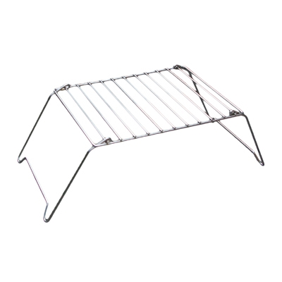 Liten, hopfällbar eldstadsgrill med metallgaller och stabila ben. Designad för kompakt förvaring.