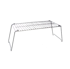 Rektangulär grillyta med fyra stödben, enkel och bärbar grillstruktur.