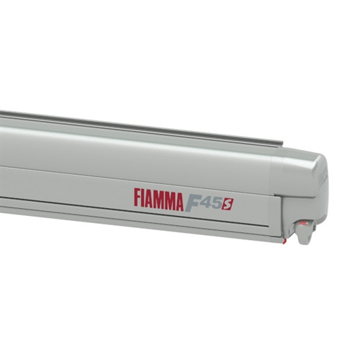 FIAMMA F45s Markis i modern titanfärgad låda. Fokus på lådans eleganta design.