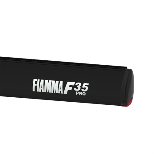 Svart FIAMMA F35 Pro markis i stängt tillstånd med tydlig branding på sidan.