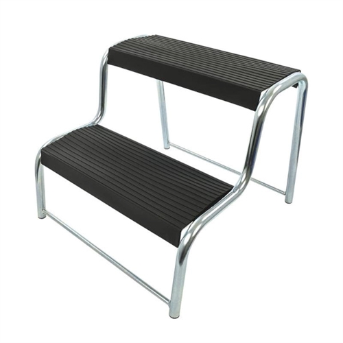 Dubbelt trappsteg i stål med halksäkra ytor. Robust design och två breda steg.