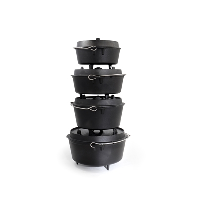 Fyra staplade Dutch Ovens med metallhandtag och trebenta stöd för stabil placering över värme.