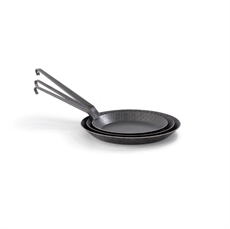 Set med jämförbara stekpannor i olika storlekar med långa handtag och robust, minimalistisk design.