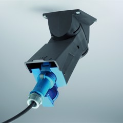 Blå 230 V kontakt med svart hölje och monteringsbeslag, robust design för säker fastsättning.