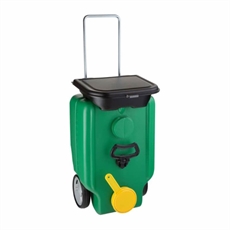 Grön vattentank med hjul, hopfällbart handtag och gul hatt för påfyllning eller tömning.