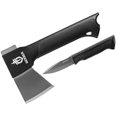 Gerber Gator Combo Yxa med texturerat grepp och inbyggd kniv i skaftet för bättre kontroll.