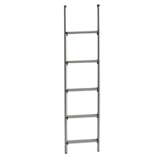 Aluminiumstege, 130 cm hög, med fem steg. Funktionell för att nå högre områden.