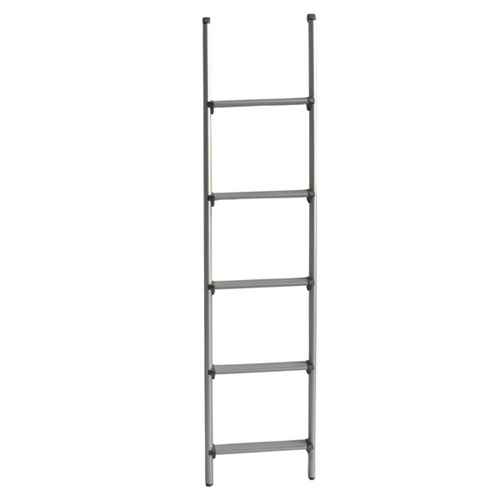 Aluminiumstege, 130 cm hög, med fem steg. Funktionell för att nå högre områden.