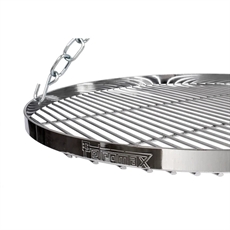 Rund grillgaller med höjda kanter och metallstänger, upphängd med tre kedjor till eldstativ.
