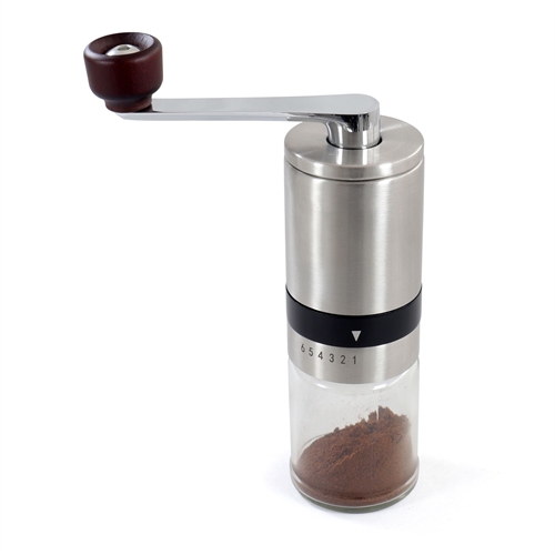 Kompakt kaffekvarn i metall med trähandtag och genomskinlig botten för visning av malt kaffe.