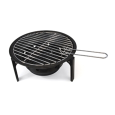 Kompakt, rund grill med fällbara ben och luftventilationshål. Enkel och funktionell i design.