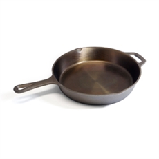 Rund gjutjärnspann med polerad stekyta, långt handtag och extra stödstödhandtag.