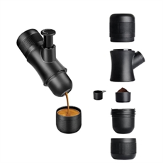 Kompakt espressoenhet med separata delar, kopp och manuell pump. Designad för enkel transport.