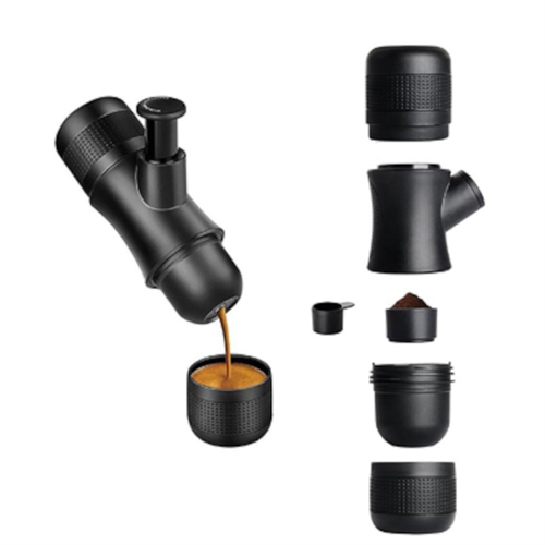 Kompakt espressoenhet med separata delar, kopp och manuell pump. Designad för enkel transport.
