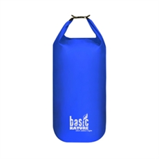Blå, cylindrisk duffelväska med rullstängning och "basic NATURE"-logotyp på framsidan. Kapacitet: 60L.
