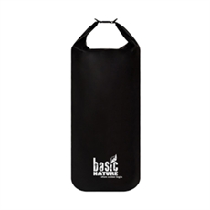 Svart cylindrisk duffelväska med "Basic Nature" logga. Enkel design och upprätt position.