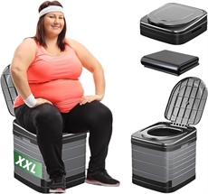 Bärbar toalett, modell XXL, med rutigt design, öppen och vikt, person sitter på den.