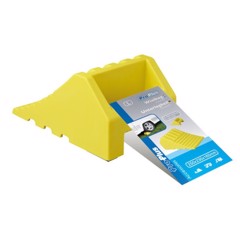 Gul kilformad plastkil med handtag, används för att förhindra fordonsrörelse, robust design.