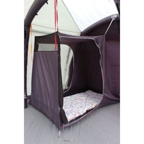 Mörkt inre tält med stor dragkedjedörr och ventilationsnätpaneler.