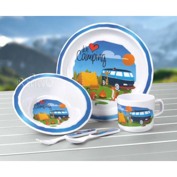 Färgglatt barnservisset med campingmotiv inkl. tallrik, skål, kopp, gaffel och sked.