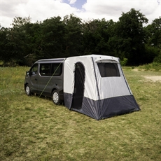 Tält fastsatt till Renault Trafic, dragdörr synlig, tvåfärgad design på gräsområde.
