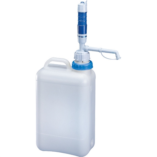 Stor vattenbehållare med handtag och pump på toppen, kapacitet på 19 liter.