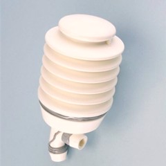 Kompakt, cylindrisk toalettpump med bälgdesign och ljus färg. Utgångsanslutningar finns längst ner.