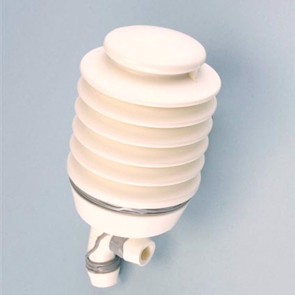Kompakt, cylindrisk toalettpump med bälgdesign och ljus färg. Utgångsanslutningar finns längst ner.