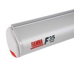 Närbild av FIAMMA F35 Pro markis i titan med röd/svart branding och synlig ändkåpa.