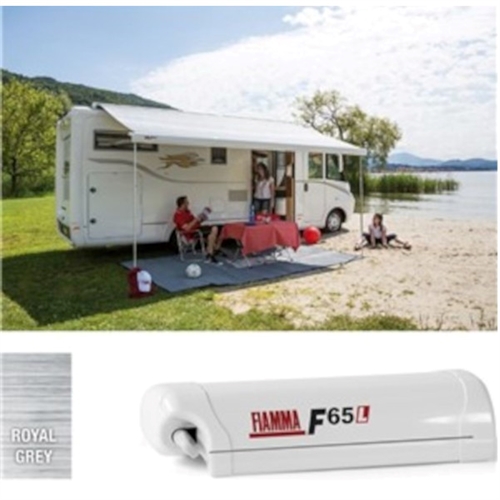 Camping vid sjön, markis utsträckt från husbil, folk sitter under. Stängd markis visad.