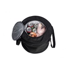 Svart kylväska med öppen lock, innehåller burkar, inlindad mat och frukt. Har bärremmar.