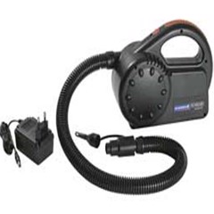 CAMPINGAZ Quick Pump med handtag, ansluten slang och strömförsörjning vid sidan av.