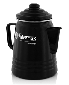 Svart, cylindrisk perkulator med pip och knopp-lock. Märkt "Petromax" och "Perkomax" på sidan.