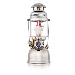PETROMAX HK 500 fotogenlampa med kromfinish, glaskabinett och integrerad pump.