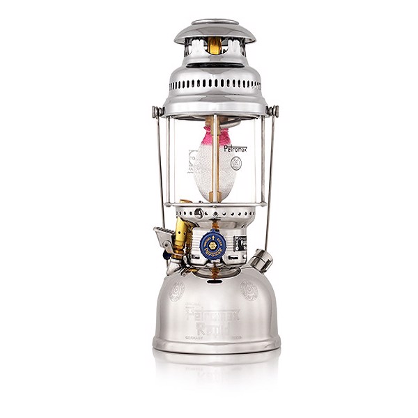 PETROMAX HK 500 fotogenlampa med kromfinish, glaskabinett och integrerad pump.