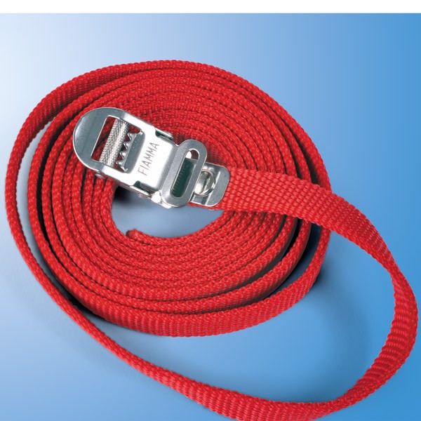 Röd vävd rem med metallspänne graverat "FIAMMA", ihoprullad.