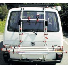 Cykelställ monterad på bakluckan av en VW T4, med skenor och remmar för att fästa cyklar.