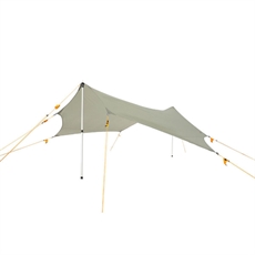 Tarp med unik design, satt utomhus med stag för stabilitet, skapar skuggigt område.
