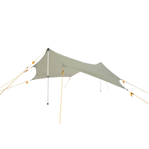 Tarp med unik design, satt utomhus med stag för stabilitet, skapar skuggigt område.