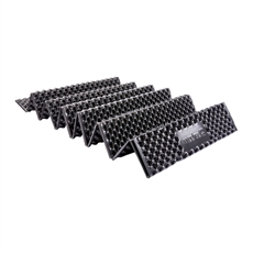 Fällbar mörk matta med våffelstruktur, zigzag vikt för enkel packning.