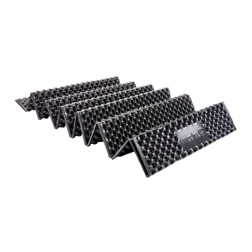 Fällbar mörk matta med våffelstruktur, zigzag vikt för enkel packning.