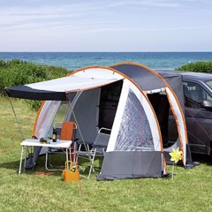 Campingtält anslutet till bil med utdragsmarkis och fönster. Skapar extra skuggigt utrymme.