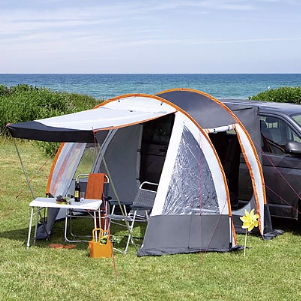 Campingtält anslutet till bil med utdragsmarkis och fönster. Skapar extra skuggigt utrymme.