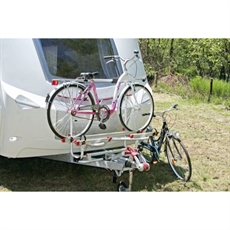 FIAMMA cykelställ monterat på husvagn med två cyklar.