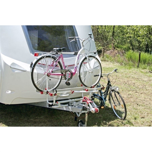 FIAMMA cykelställ monterat på husvagn med två cyklar.