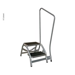 Räcke med böjd design på tvåstegs trappa. Stegen verkar ha en halkfri yta.