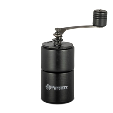 Cylindrisk kaffekvarn med vev upptill och Petromax-logga på sidan.