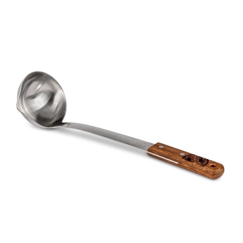Soppslev med metallskål och trähandtag med design och öga för upphängning.